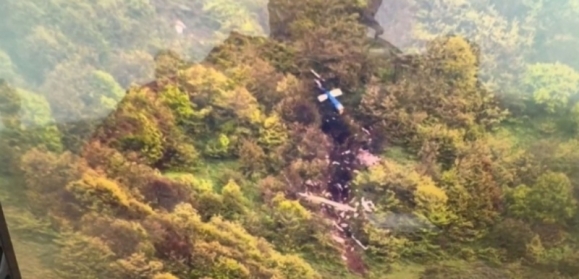 산산조각 난 이란 대통령 헬기의 잔해들. AFP 연합뉴스