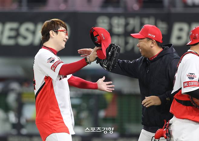 KIA 양현종(왼쪽)이 지난 1일 광주 KT전에서 완투승을 거두고 이범호 KIA 감독과 기뻐하고 있다. KIA 타이거즈 제공