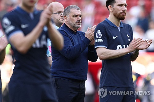 토트넘 홋스퍼 공격수 손흥민이 20일 영국 셰필드 브라말 레인에서 벌어진 2023-2024 잉글리시 프리미어리그 셰필드 유나이티드와의 시즌 최종전 원정 경기에서 1도움을 기록하며 프리미어리그 32년사 6번째로 3개 시즌 10골-10도움을 기록한 선수가 됐다. 토트넘은 3-0 완승을 거두고 다음 시즌 UEFA 유로파리그에 나서게 됐다. 연합뉴스