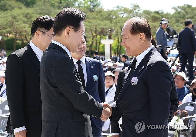 5·18기념식에서 만난 황우여 이재명 (광주=연합뉴스) 진성철 기자 = 국민의힘 황우여 비상대책위원장(오른쪽)과 더불어민주당 이재명 대표가 18일 광주시 북구 국립5·18민주묘지에서 열린 제44주년 5·18민주화운동 기념식에서 만나 악수하고 있다.  2024.5.18  [대통령실통신사진기자단] zjin@yna.co.kr