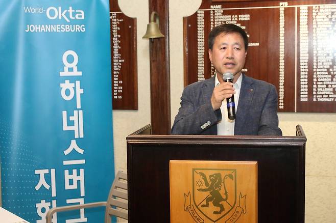 '한-아프리카 정상회의' 앞두고 한국 홍보 방안 설명하는 한태철 지회장 (요하네스버그=연합뉴스) 성도현 기자 = 재외동포 최대 경제단체 세계한인무역협회(월드옥타)의 한태철 남아프리카공화국 요하네스버그지회장이 18일(현지시간) 요하네스버그 인근 미드란드의 키알라미 컨트리클럽에서 열린 '2024 아프리카 지역사업 발전 모색 간담회'에서 '한-아프리카 정상회의'를 앞두고 현지에서 한국 홍보 방안 등을 설명하고 있다. 2024.5.20 raphael@yna.co.kr