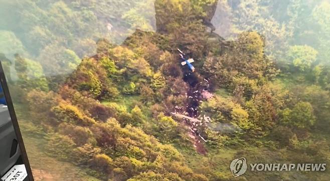 산산조각 난 이란 대통령 헬기의 잔해들 (AFP=연합뉴스) 20일(현지시간) 이란 북서부 산악지대에서 발견된 에브라힘 라이시 이란 대통령이 타고 있던 헬기의 잔해. 2024.5.20