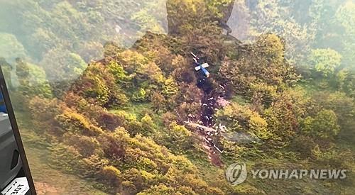 이란 대통령이 타고 가다 산지에 추락한 헬기의 잔해   [AFP=연합뉴스. 적신월사 제공. 재판매 및 DB금지]