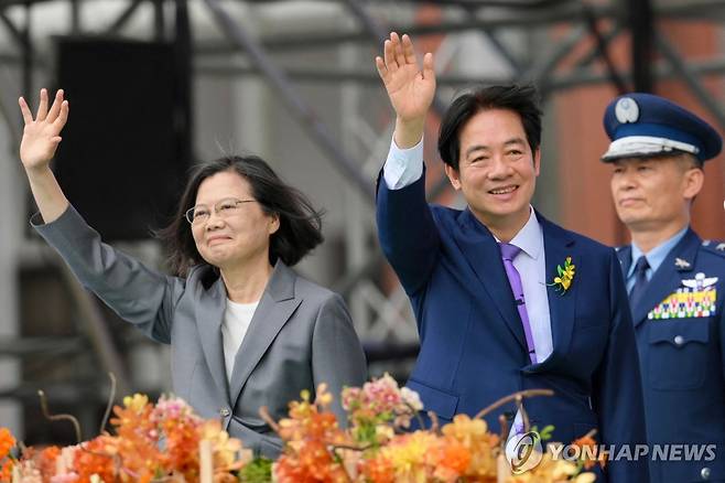 취임식서 손 흔드는 라이칭더 대만 총통 (타이베이 AFP=연합뉴스) 라이칭더 신임 대만 총통(오른쪽)이 20일 타이베이에서 열린 취임식 행사에서 차이잉원 전 총통과 함께 손을 흔들고 있다. 대만 외교부는 이날 취임식에 51개국 대표단, 500명 이상의 해외 귀빈이 참석한다고 밝혔다. 2024.05.20 passion@yna.co.kr