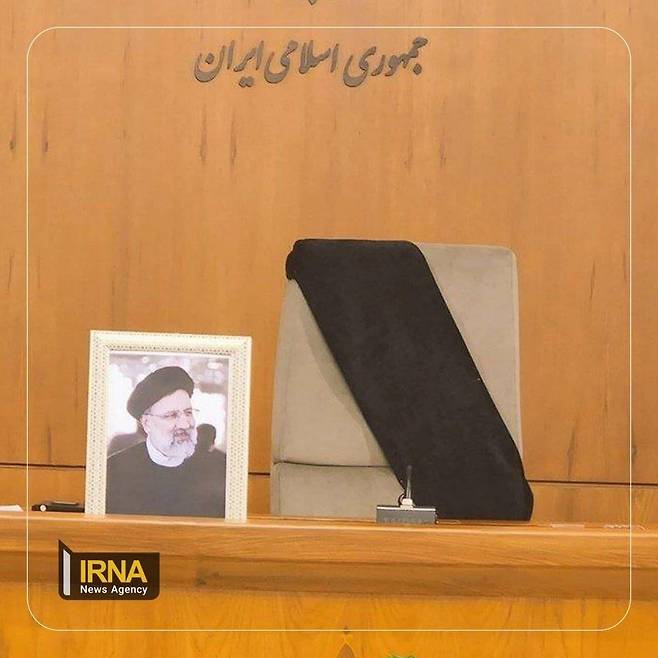 이란 내각회의에 놓여진 에브라힘 라이시 대통령의 사진 [IRNA통신 제공. 재판매 및 DB 금지]