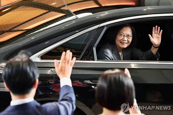 인사하는 차이잉원 전 총통 [AFP 연합뉴스 자료사진. 재판매 및 DB 금지]