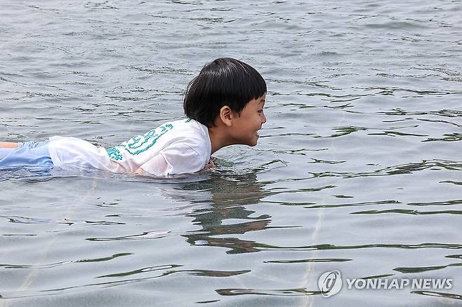 '시원해요' (서울=연합뉴스) 서대연 기자 = 서울 한낮 기온이 28도까지 오르며 초여름 날씨를 보인 28일 오후 서울 영등포구 여의도한강공원 물빛광장에서 한 어린이가 물놀이를 즐기고 있다. 2024.4.28 dwise@yna.co.kr