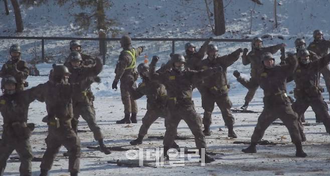 육군훈련소 수류탄 교장에서 훈련병들이 수류탄 투척 훈련을 하고 있다. (출처=육군 페이스북)