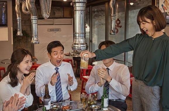 종류가 다른 술을 섞으면 알코올 도수가 낮아지고 맥주의 탄산가스가 알코올의 흡수를 가속화하는 것도 폭탄주 마실 때 더 빨리 취하는 이유가 된다. [사진=게티이미지뱅크]