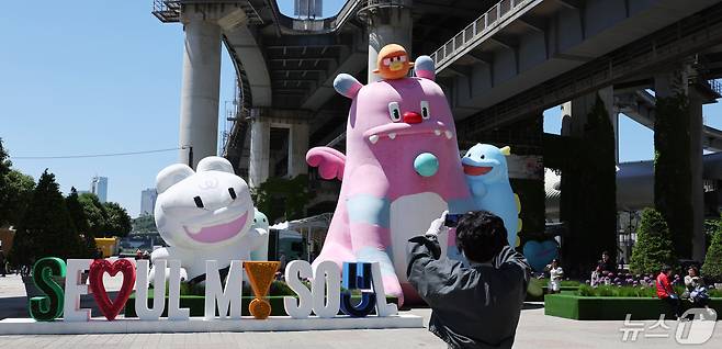 16일 서울 광진구 뚝섬한강공원에서 열린 2024 서울국제정원박람회를 찾은 시민들이 정원을 감상하고 있다. 2024.5.16/뉴스1 ⓒ News1 박지혜 기자