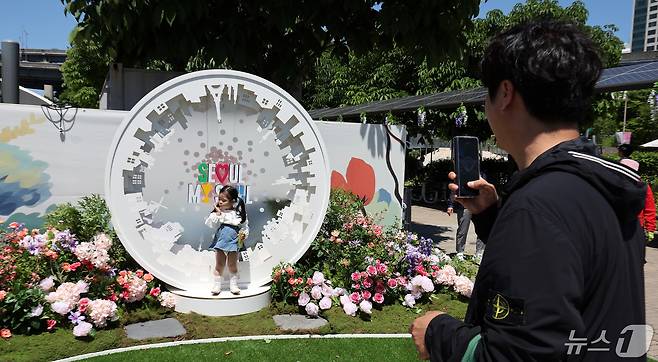 16일 서울 광진구 뚝섬한강공원에서 열린 2024 서울국제정원박람회를 찾은 시민들이 즐거운 시간을 보내고 있다. 2024.5.16/뉴스1 ⓒ News1 박지혜 기자