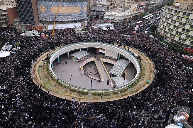 20일(현지시간) 헬기 추락 사고로 숨진 에브라힘 라이시 이란 대통령을 추모하는 시민들이 테헤란의 광장에 인산인해를 이루고 있다. 2024.05.21 ⓒ AFP=뉴스1 ⓒ News1 우동명 기자
