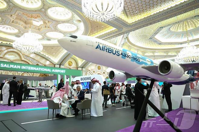 사우디 및 외국 대표단이 리야드에서 열린 미래 항공 포럼에 참석하고 있다.2024.5.20 ⓒ AFP=뉴스1