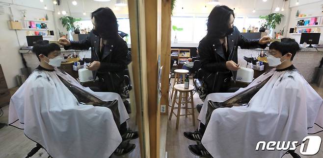 한 미용실에서 헤어디자이너가 손님의 머리를 다듬고 있다. (사진은 기사 내용과 관련이 없습니다) 2020.3.20/뉴스1 ⓒ News1 구윤성 기자