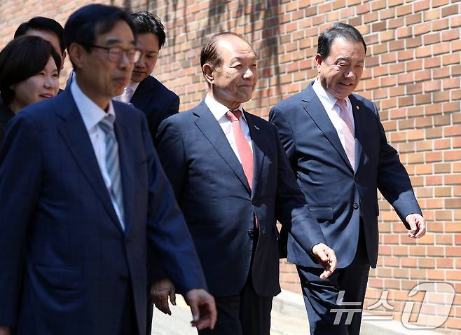 황우여 국민의힘 비상대책위원장이 이명박 전 대통령을 예방하기 위해 21일 오후 서울 강남구 논현동 이 전 대통령 사저로 이동하고 있다. 2024.5.21/뉴스1 ⓒ News1 박정호 기자