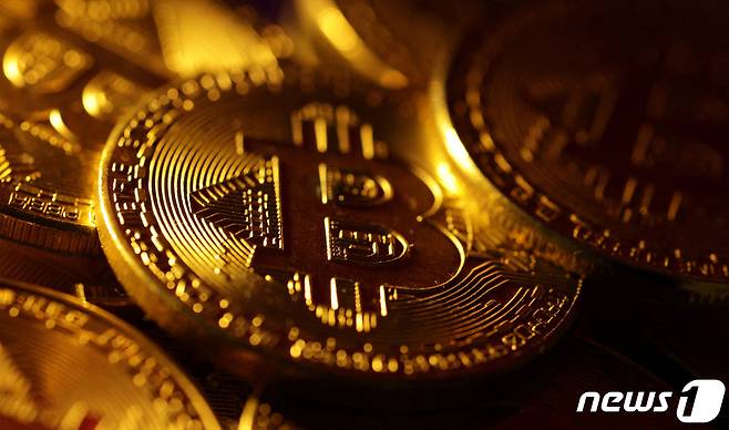 FILE PHOTO: Physical representations of the bitcoin cryptocurrency are seen in this illustration taken October 24, 2023. REUTERS/Dado Ruvic/Illustration/File Photo ⓒ 로이터=뉴스1