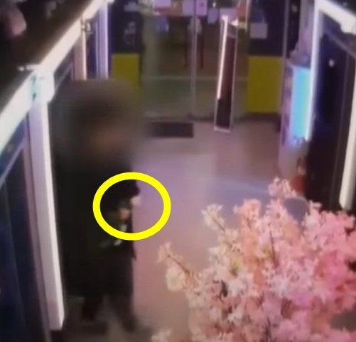 노래방에서 무선마이크를 훔쳐 가는 남성. (JTBC '사건반장')