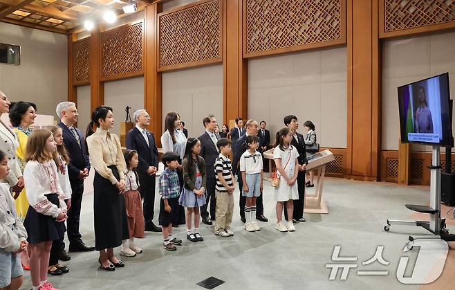 윤석열 대통령 부인 김건희 여사가 21일 청와대 춘추관에서 열린 '희망을 그리는 아이들: 우크라이나 아동 그림전'을 찾아 참석자들과 함께 우크라이나 영부인의 영상 메시지를 시청하고 있다. (대통령실 제공) 2024.5.21/뉴스1 ⓒ News1 오대일 기자