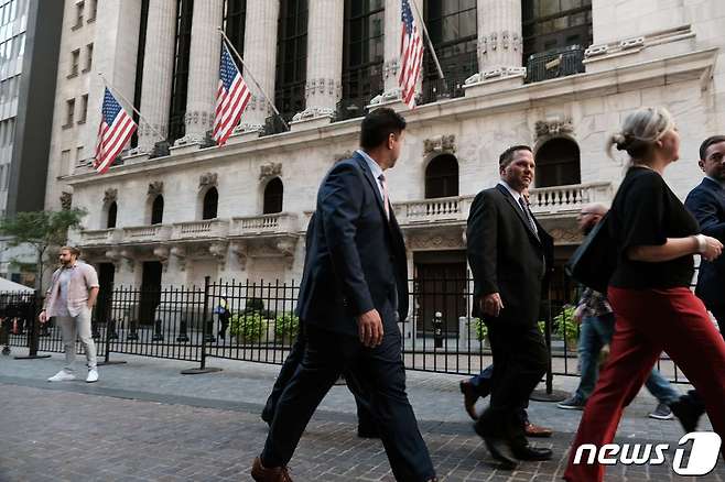 미국 뉴욕 월스트리트를 걷고 있는 직장인들. ⓒ AFP=뉴스1 ⓒ News1 김예슬 기자