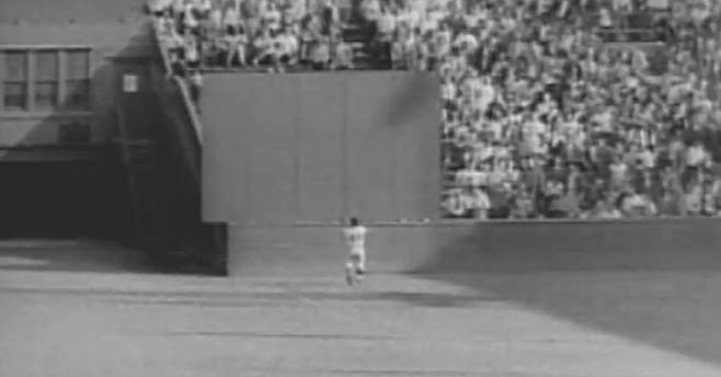 1954년 월드시리즈 1차전서 뉴욕 자이언츠 중견수 윌리 메이스가 빅 워츠의 타구를 잡아내고 있다. 사진=MLB.com 캡처