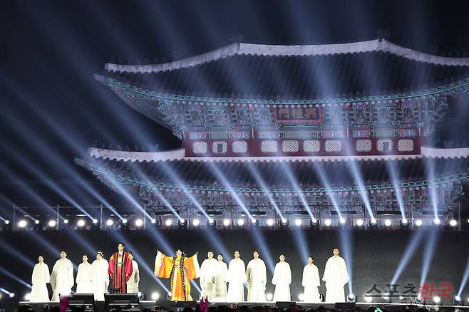'코리아 온 스테이지' 무대에 오른 김소현·손준호&뮤지컬 '명성황후' 팀. ⓒ이혜영 기자 lhy@hankooki.com