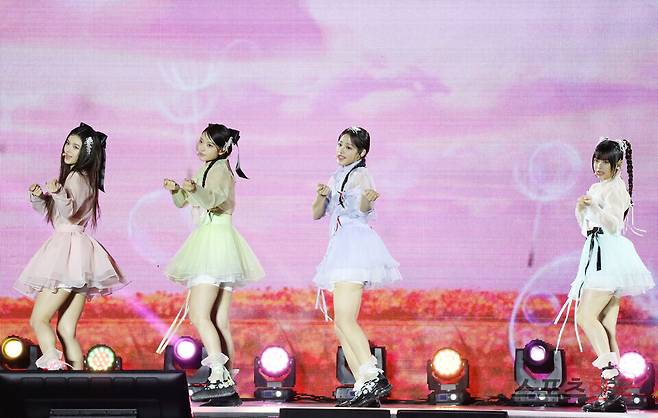 '코리아 온 스테이지' 무대에 오른 그룹 뉴진스. ⓒ이혜영 기자 lhy@hankooki.com