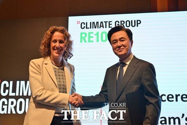 김태흠 충남도지사는 21일 서울에서 열린 '아시아 재생에너지 성장 포럼'에 참석해 헬랜 클락슨 클라이밋 그룹 CEO를 만나 올해 아시아 기후행정 정상회담 도내 개최에 적극적인 지원을 당부하고 있다. /충남도
