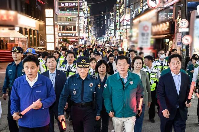 이재준 수원시장(오른쪽 두번째)이 20일 저녁 연쇄성폭행범 박병화 거주지역을 경찰 관계자, 국회의원 등과 함께 순찰하고 있다.