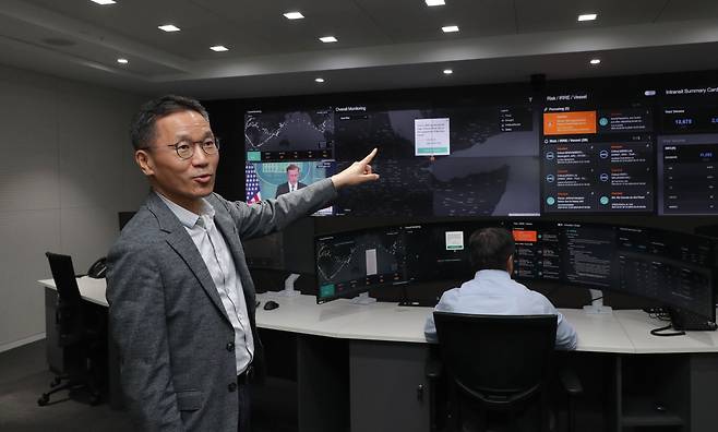 오구일 삼성SDS 부사장이 지난 14일 판교 캠퍼스 내 글로벌 컨트롤 센터에서 인공지능(AI)을 활용한 물류 시스템에 대해 설명하고 있다. /고운호 기자