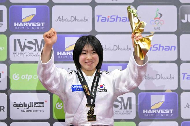 허미미가 시상식에서 금메달을 걸고 기뻐하는 모습. /AFP 연합뉴스