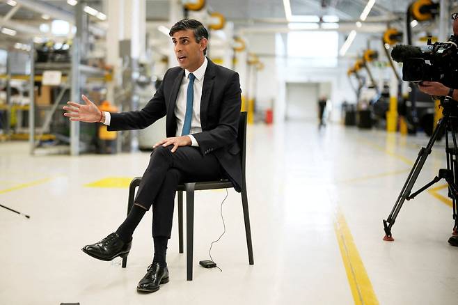 리시 수낙 영국 총리가 2023년 6월 영국 워윅의 랜드로버(자동차 브랜드) 공장을 찾아 인터뷰를 하고 있는 모습./로이터 뉴스1