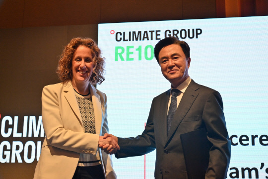 김태흠 지사가 21일 서울에서 열린 '아시아 재생에너지 성장 포럼'에서 헬렌 클락슨 클라이밋 그룹 CEO와 인사하고 있다. 충남도 제공