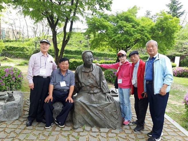 박경리 선생 옛집 마당에 설치된 동상