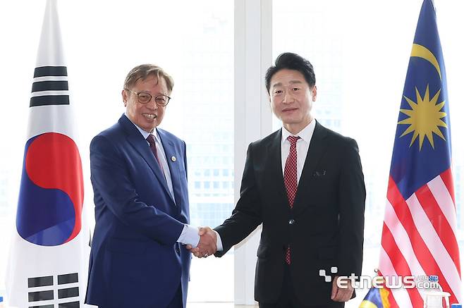 이호현 산업통상자원부 에너지정책실장(오른쪽)은 21일 서울에서 아방 조하리 말레이시아 사라왁 주지사와 면담을 갖고, 수소, 이산화탄소 포집저장(CCS) 등 에너지 분야 협력방안을 논의했다.