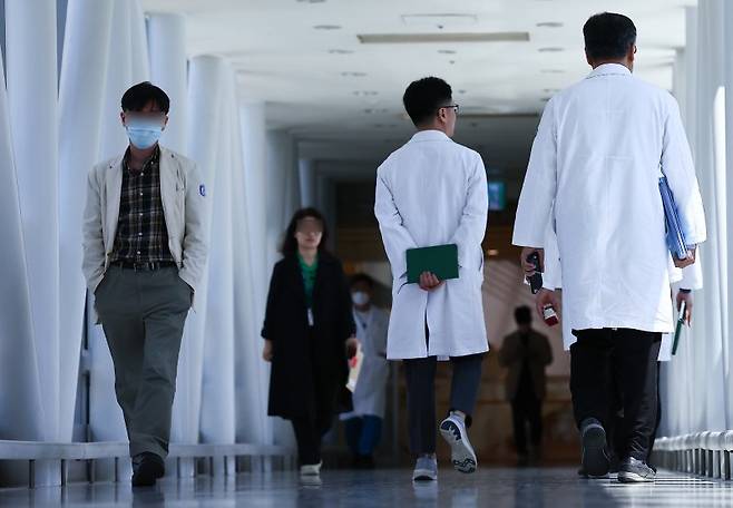 서울 시내의 대학병원에서 의료진들이 이동하고 있다. /사진=뉴시스