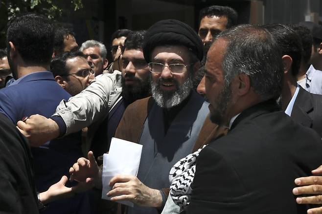 지난 2019년 5월 31일 이란 테헤란에서 이란 최고지도자 아야톨라 세예드 알리 하메네이의 둘째 아들인 모즈타바 하메네이(가운데)가 연례 종교 행사에 참석한 모습. AP연합뉴스
