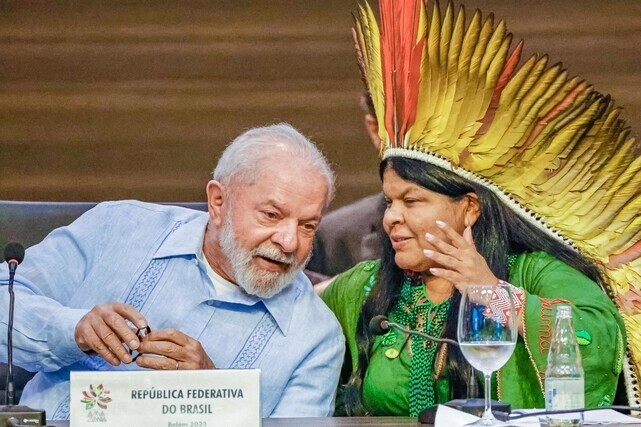 루이스 이나시우 룰라 다시우바 브라질 대통령(왼쪽)이 지난해 8월8일(현지시각) 브라질 벨렝에서 열린 아마존협력조약기구(ACTO) 정상회의에 참석해 원주민 장관 소니아 구아자자라와 이야기하고 있다. 벨렝/AFP 연합뉴스