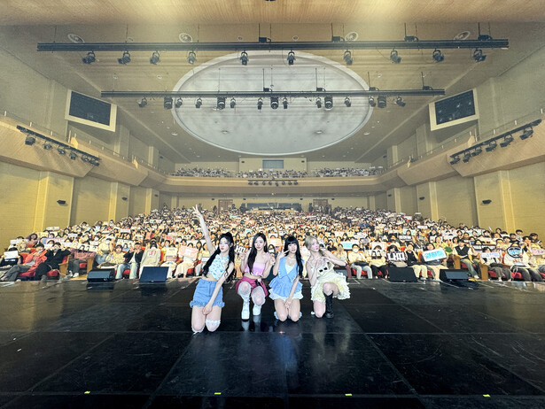 그룹 키스 오브 라이프가 지난 18일 서울 강북구 성신여대 운정그린캠퍼스 대강당에서 첫 팬콘서트를 마친 뒤 기념사진을 찍고 있다. 에스투(S2)엔터테인먼트 제공