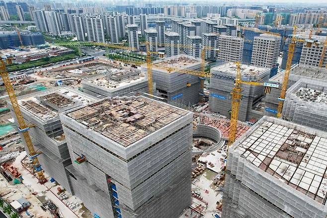 지난 17일 중국 저장성 항저우에 빌딩이 건설되고 있다. 항저우/AFP 연합뉴스