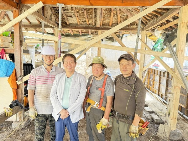 왼쪽부터 장태수, 송필경, 조기현(필명 조선남), 김석균씨.         강성만 선임기자