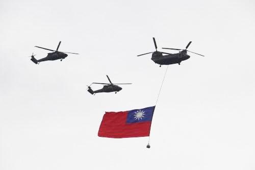 20일 오전 타이베이 총통부 앞 카이다거란 대로에서 열린 중화민국(대만) 제16대 총통·부총통 취임식 행사 동안 대형 대만 국기가 하늘에 펼쳐지고 있다. 타이베이=연합뉴스