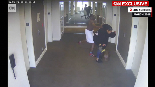 힙합계 거물 퍼프 대디가 2016년 당시 자신의 여자친구였던 가수 캐시를 미국 LA의 한 호텔에서 폭행하고 있는 모습이 담긴 CCTV 영상.사진=CNN, 연합뉴스
