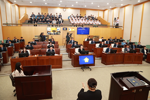 충주상업고등학교와 충주미덕중학교 학생들이 21일 충주시의회 284회 임시회 1차 본회의를 방청하고 있다. [사진=충주시의회]