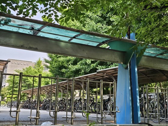 서울 강서구 등촌동에 위치한 마포중과 마포고는 자전거 300개를 보관할 수 있는 자전거 보관소가 교내에 위치해 있다. 이찬규 기자
