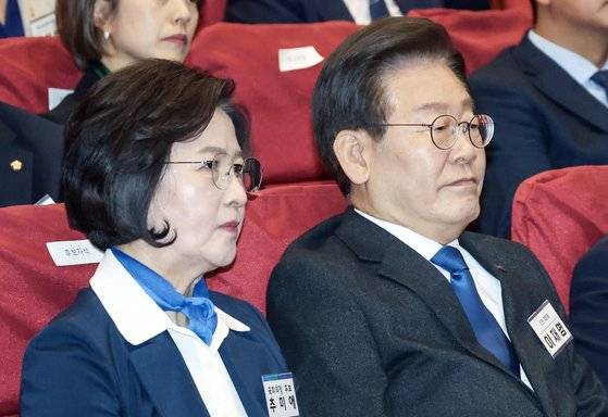 이재명 더불어민주당 대표와 추미애 당선인이 16일 오전 국회 의원회관에서 열린 제22대 전반기 국회의장단 후보 선출 당선자총회에 참석해 국회의장 후보로 선출된 우원식 의원의 발언을 듣고 있다. 김성룡 기자