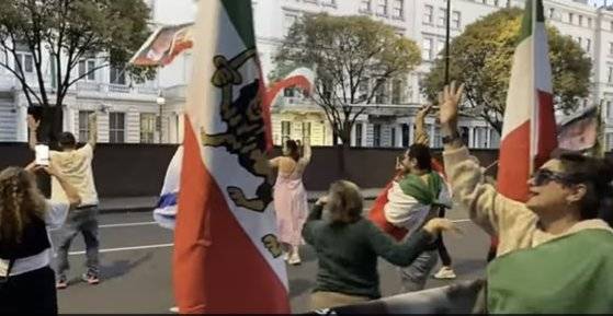 20일 에브라힘 라이시 이란 대통령이 헬기 사고로 사망했다는 소식에 런던 주재 이란 대사관 밖에서 사람들이 춤을 추며 기뻐하고 있다. 사진 유튜브 캡처