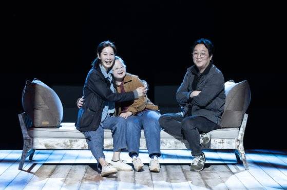 (왼쪽부터) 연극 '젤리피쉬' 작품개발 쇼케이스에서 모녀로 호흡 맞춘 배우 정수영, 백지윤과 민새롬 연출이 공연장인 모두예술극장 무대에서 13일 포즈를 취했다. 상대역 정수영과 연습 초반엔 눈도 잘 못 마주쳤다는 백지윤이 지금은 와락 안긴 모습에서 4개월 연습 기간에 기울인 노력이 묻어난다. 권혁재 사진전문기자