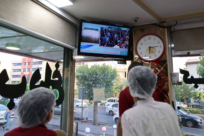 ▲테헤란의 한 식당 직원들이 라이시 대통령 사망 속보를 TV로 지켜보고 있다 [연합뉴스] 