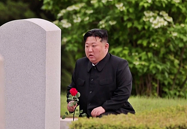 기사의 이해를 돕기 위한 이미지. 기사 내용과 직접 관련이 없습니다. 김정은 북한 국무위원장이 현철해 사망 2주기를 맞아 지난 19일 묘소에 꽃송이를 진정하는 모습. 조선중앙TV, 연합뉴스