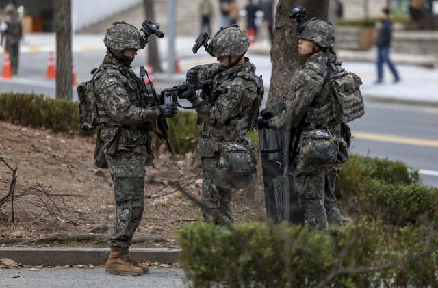 한미 연합훈련인 ‘자유의 방패(FS·프리덤실드)’ 연습이 진행 중인 3월 6일 서울 영등포구 여의도공원에서 육군 장병들이 훈련 준비를 하고 있다. 뉴시스
